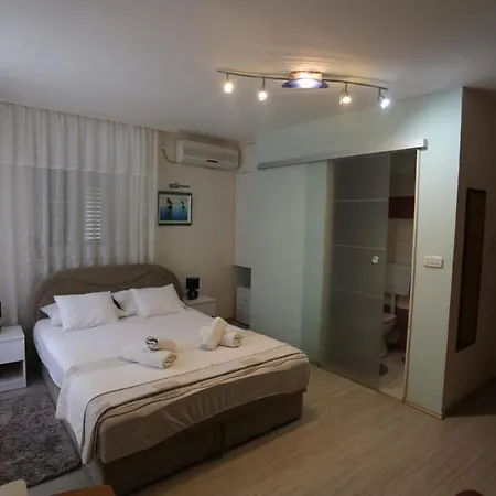 Private In The Center Of בית הארחה