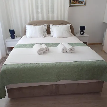 Private In The Center Of 3* Split