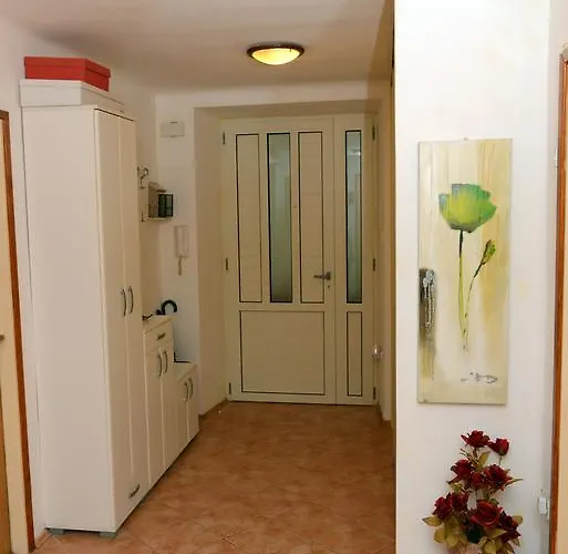 Private In The Center Of 3* Split