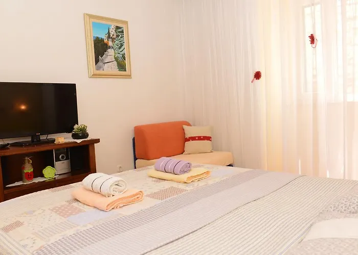 Private In The Center Of 3*