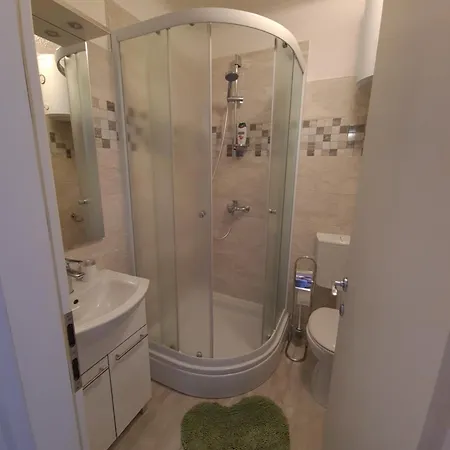 Private In The Center Of 3* Split
